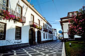 Azzorre - Isola Sao Miguel, Ponta Delgada. La caratteristica pavimentazione portoghese del centro storico. Siamo nella zona pedonale all'angolo del giardino Padre Sena Freitas. 